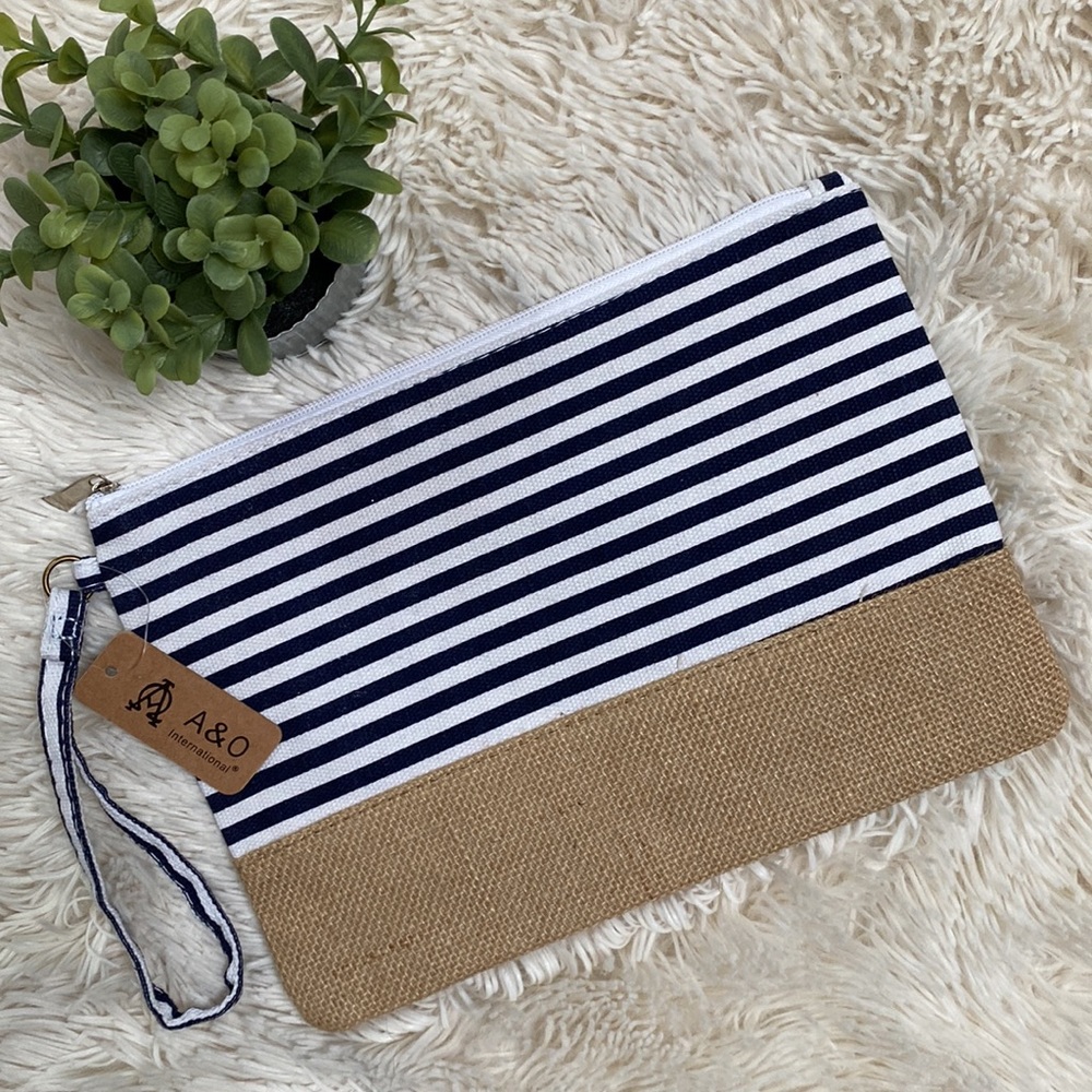 🎉HP🎉 A & O International Striped Wristlet 💗 White Navy & Tan